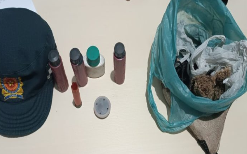 Armas artesanais e materiais de munição apreendidos pela guarnição durante a ocorrência na vicinal Nova União, em Ourilândia do Norte. (Foto: PMPA)