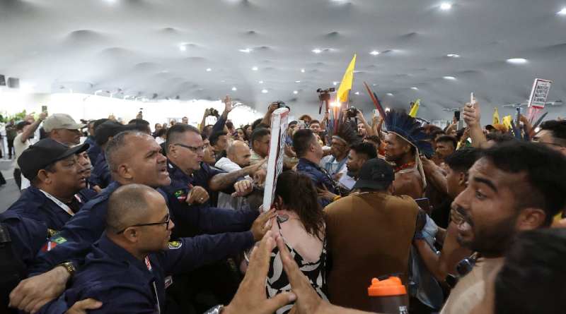 Protesto na COP — Foto Anderson CoelhoReuters
