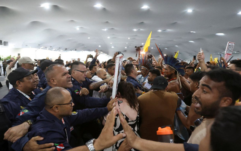Protesto na COP — Foto Anderson CoelhoReuters