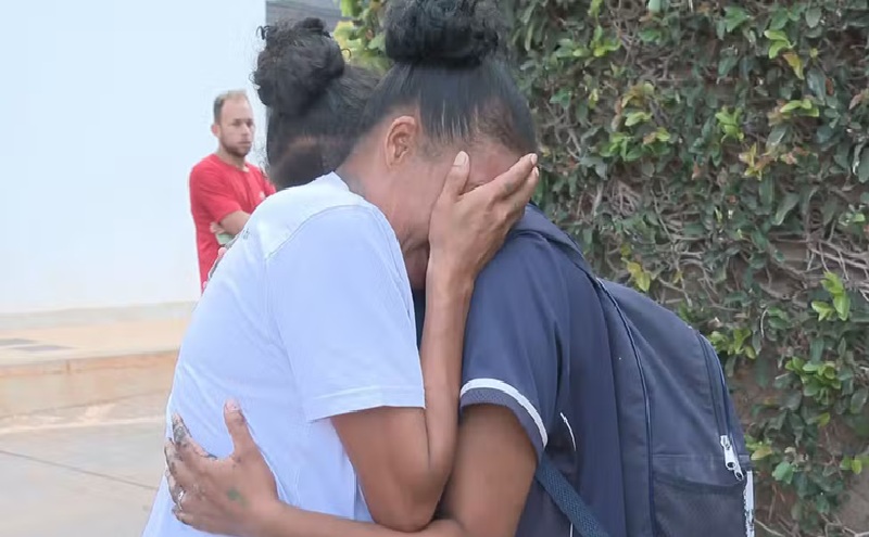 Mãe de criança de 7 anos morta pela madrasta recebe abraço. — Foto: TV Globo/Reprodução 